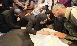 Siyonist rejim Gazze'de bir aileyi yok etti: 7 şehit
