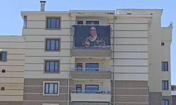 Van’da bir vatandaş Ebu Ubeyde'nin dev posterini balkonuna astı