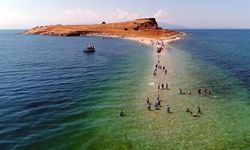 Van Gölü’nün gözbebeği: Adır Adası’na nasıl gidilir? Van merkeze kaç kilometre uzaklıkta?