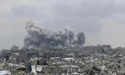 Gazze'deki binalar şiddetli bir şekilde patlatılıyor