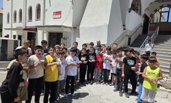 İpekyolu’nda camiye gelen çocuklara dondurma ikramı