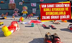 Van Sanat Sokağı'nda kanlı ayakkabı ve oyuncaklarla zulme dikkat çekildi!