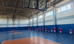 Vanlı minikler ücretsiz yaz okullarında basketbol öğreniyor