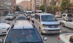Van'da trafiğin yoğun olduğu saate beton dökülmesi trafiği kilitledi