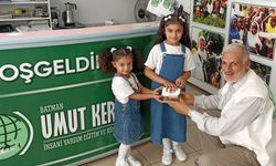 Minik kardeşler kumbaralarını Gazze için bağışladı