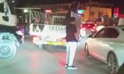 Van’da trafik çilesi! Sürücüler direksiyonu bırakıp trafiği yönetmeye başladı