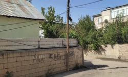 İpekyolu’nda kırık Telekom direği tehlike saçmaya devam ediyor