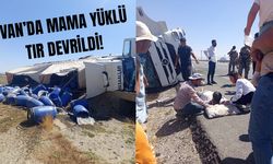 Van’da mama yüklü tır devrildi!