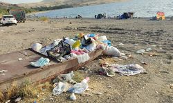 Van Gölü sahilindeki atıl tekne çöplerle doldu