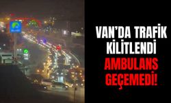 Van’da trafik kilitlendi, ambulans geçemedi!