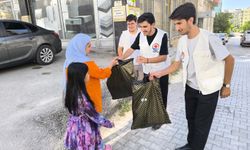 Yetimler Vakfı’ndan Van'da yüzlerce çocuğa kırtasiye yardımı