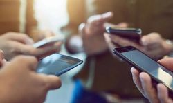Cep telefonu kamburluğu! Yeni neslin sessiz tehlikesi