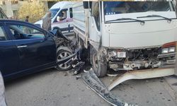 Van’da kamyonetle otomobil kafa kafaya çarpıştı