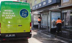 Van’daki duraklar mobil temizlik aracıyla yıkanıyor