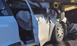 Van-Erciş karayolunda kaza! Otomobil TIR’ın altına girdi