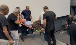 Ünlü Yazar Kürsüde Fenalaştı! Hayati Risk Devam Ediyor!
