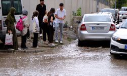 Van’da altyapı çöktü! Sağanak sonrası ilginç görüntüler kamerada