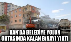 Van'da belediye yolun ortasında kalan binayı yıktı