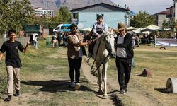Van’da özel gereksinimli çocuklar ata bindi
