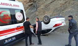 Hakkari’de araç takla attı: 3 kişi yaralandı