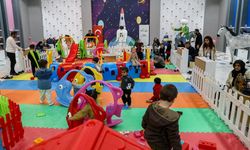 Van’da çocuklar oyuncak evinde doyasıya eğleniyor