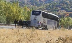 Van’da ilginç kaza: Otobüs, unutulan yolcuyu yetiştirmeye çalışan araca çarptı!