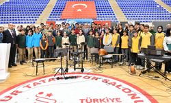 Van’daki okullara müzik ve resim malzemesi dağıtıldı