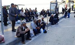 Van'ın durak eksikliği! Halk kaldırımda otobüs bekliyor