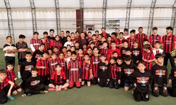 Vanspor Başkanı Erol Temel’den Futbol Okulu’na moral ziyareti