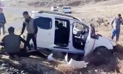 Başkale’de kamyonet şarampole yuvarlandı! Yaralılar var