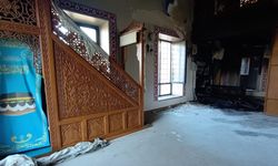 Bitlis’te camide çıkan alevler yapıyı küle çevirdi