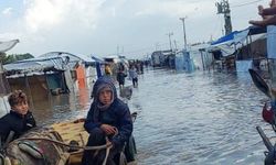 Gazze'de saldırılar devam ederken yağışlar binlerce çadırı sular altında bıraktı