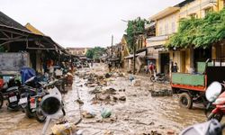 O ülkede sel felaketi yaşıyor! Onlarca kişi hayatını kaybetti