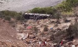 Otobüs uçuruma yuvarlandı 37 ölü