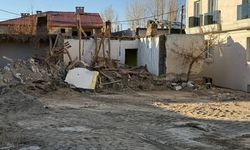 İpekyolu’nda metruk yapıların yıkımı sürüyor