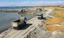 Van Gölü’nde dip çamuru temizliği hız kesmeden devam ediyor