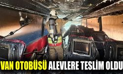 Van otobüsü alevlere teslim oldu