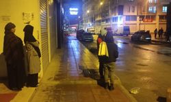 Van Son Dakika: Deprem Sonrası Vatandaşlar Yağmur Altında Çaresizce Bekliyor