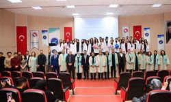 Van YYÜ Eczacılık Fakültesi öğrencileri önlüklerini giydi