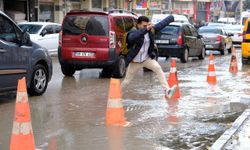 Van’da kısa süreli yağış sonrası yollar yine göle döndü!