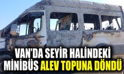 Van’da seyir halindeki minibüs alev topuna döndü