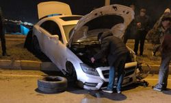 Van’da trafik kazası: Araç çarpışmanın etkisiyle kaldırıma çıktı