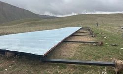 Van’da yapılan hayvan gölgelikleri rüzgâra dayanamadı!
