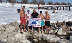 Dondurucu soğukta Van Gölü’nde yüzdüler