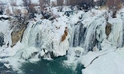 Muradiye Şelalesi kısmen dondu