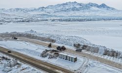 Van’da kar birikintileri kamyonlarla göl kıyısına taşınıyor