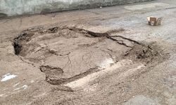 İpekyolu’nda çöken yol tehlike saçıyor