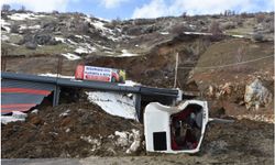 İş yerleri üzerine heyelan düştü