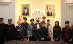 Van Milli Eğitim Müdürü Çandıroğlu’ndan dereceye giren öğrencilere hediye