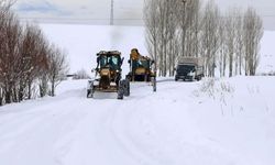 Van’da kapalı mahalle yollarında karla mücadele sürüyor